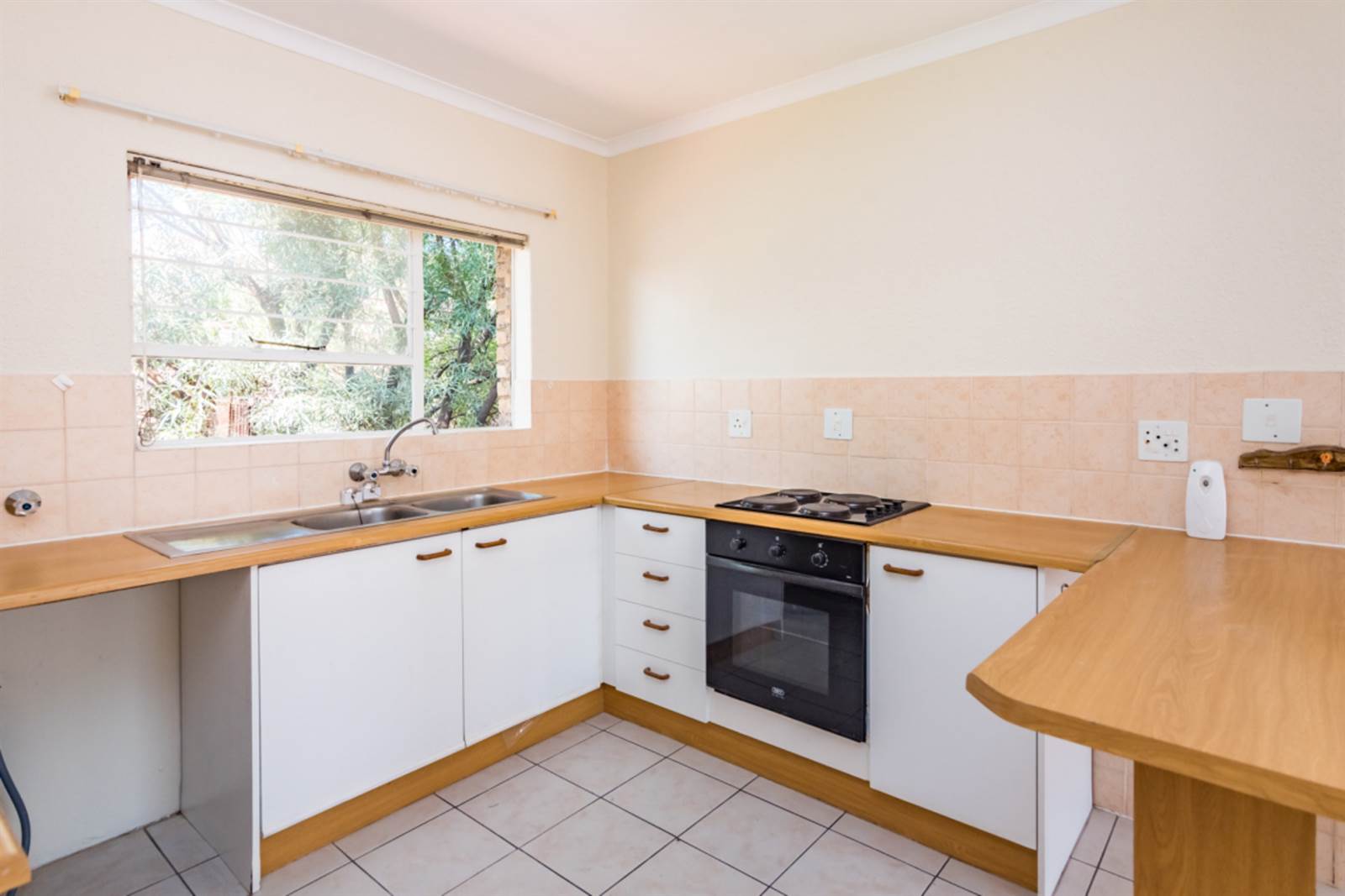 2 Bed Apartment in Kloofendal photo number 8