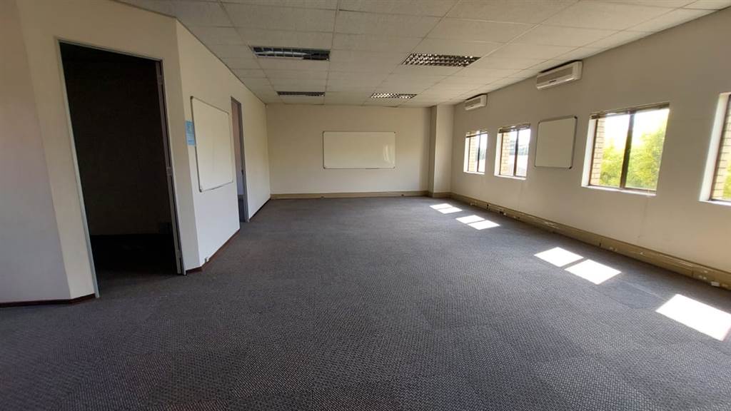 130  m² Commercial space in Lyttelton Manor photo number 3