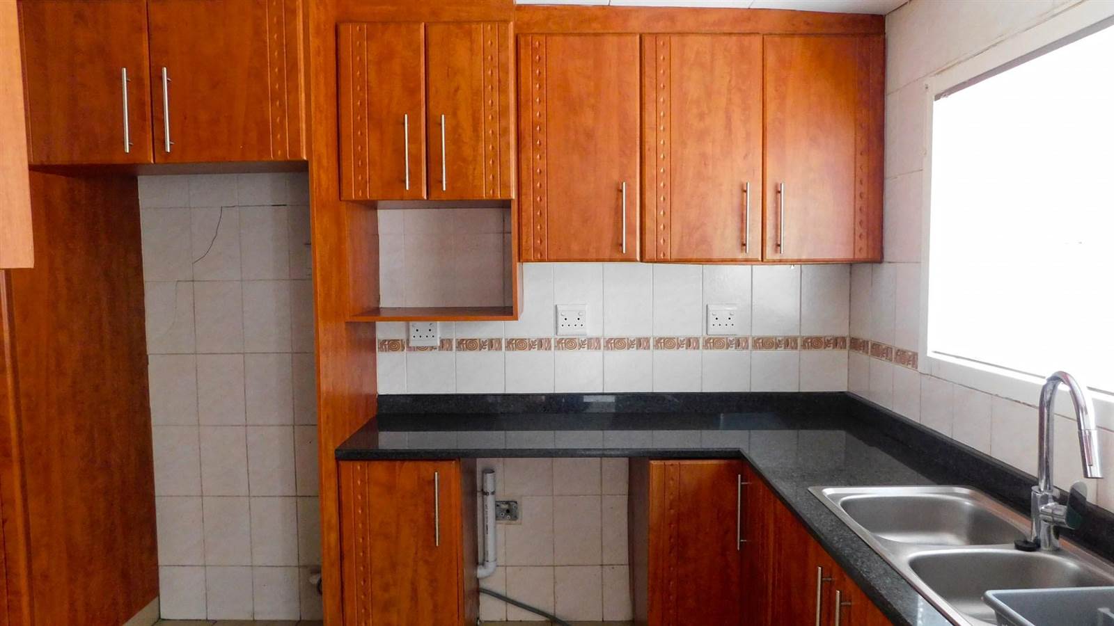 3 Bed Townhouse in Pinetown Central photo number 4