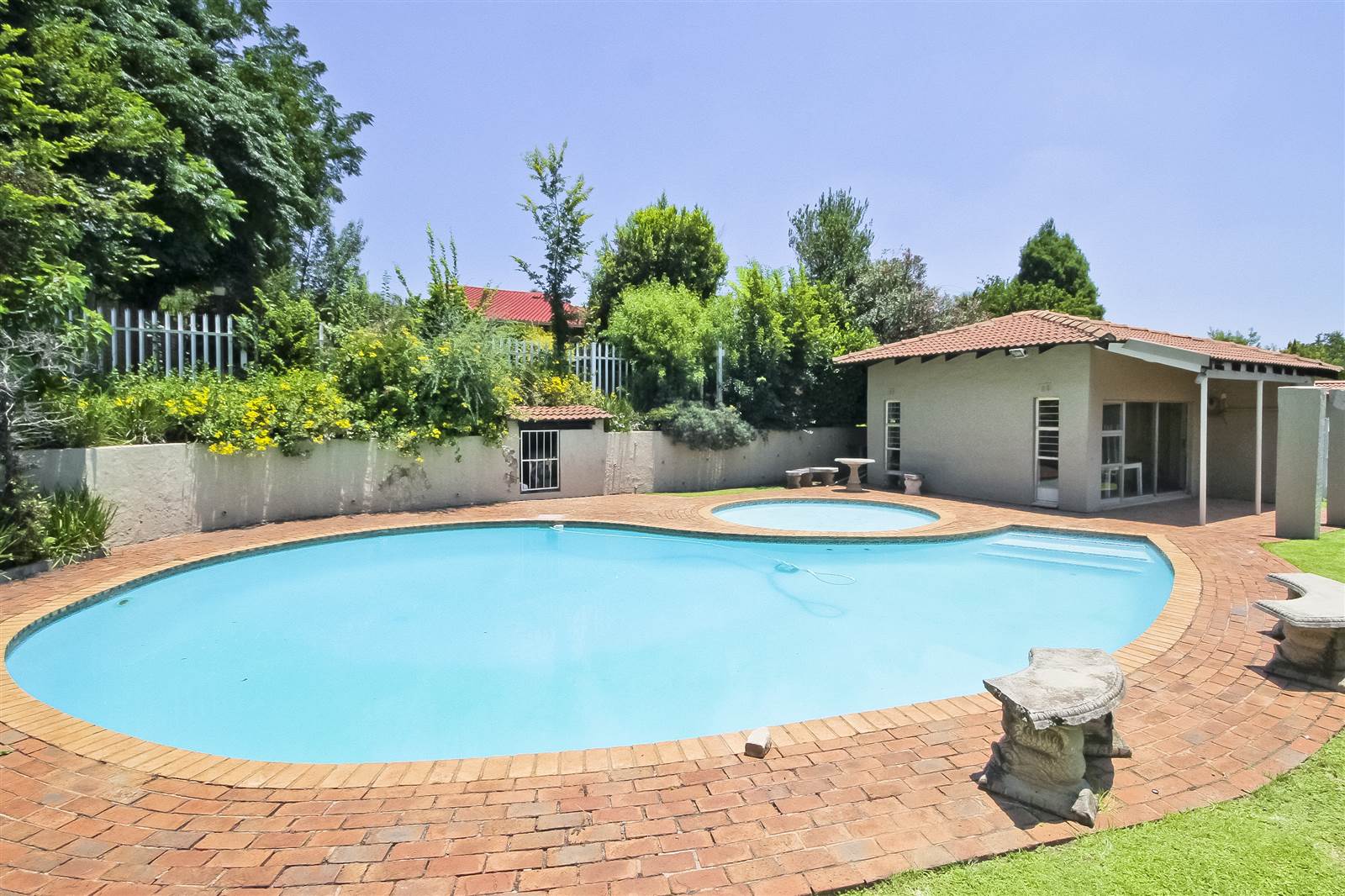 3 Bed Townhouse in Corlett Gardens photo number 22