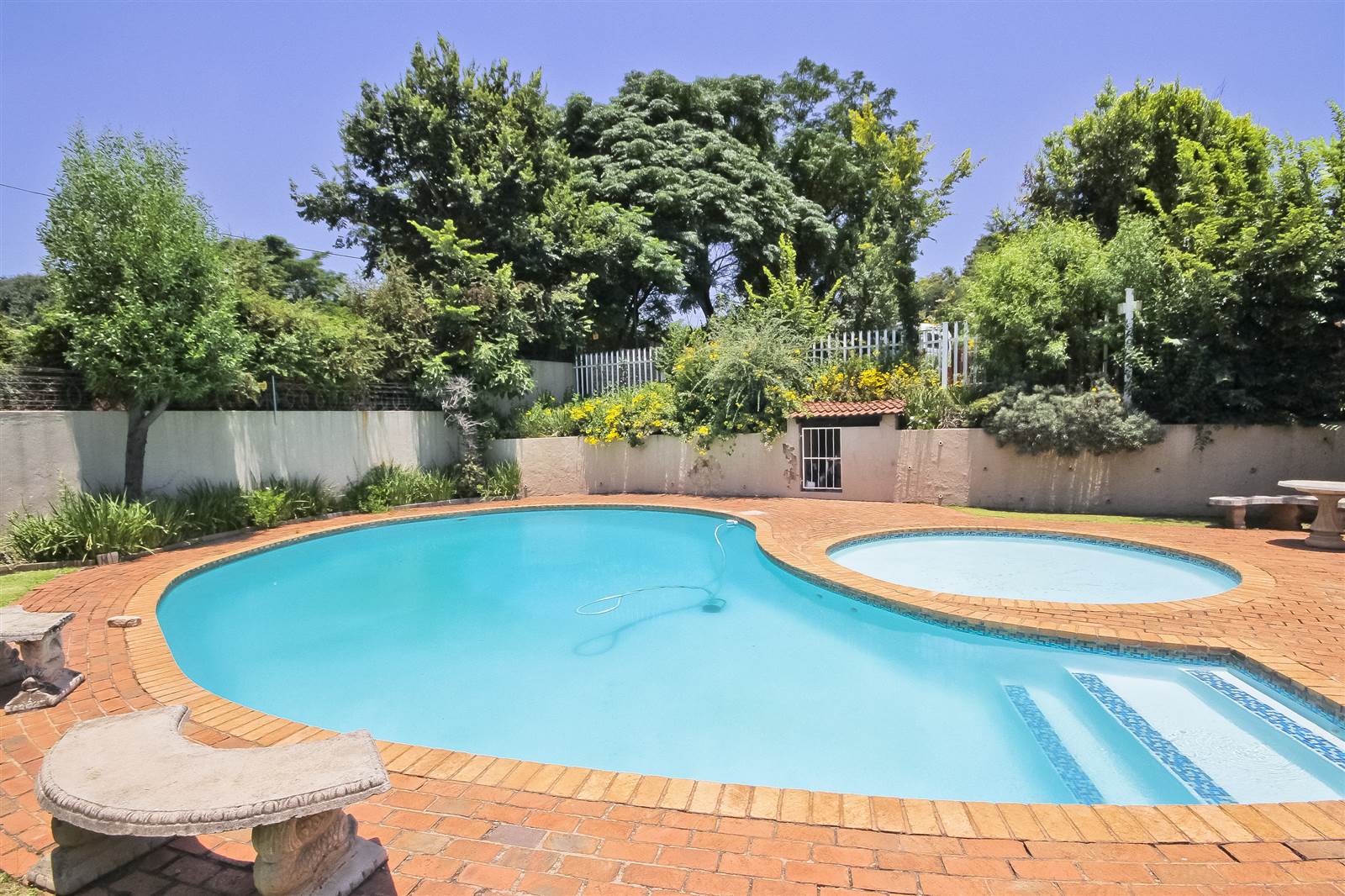 3 Bed Townhouse in Corlett Gardens photo number 21