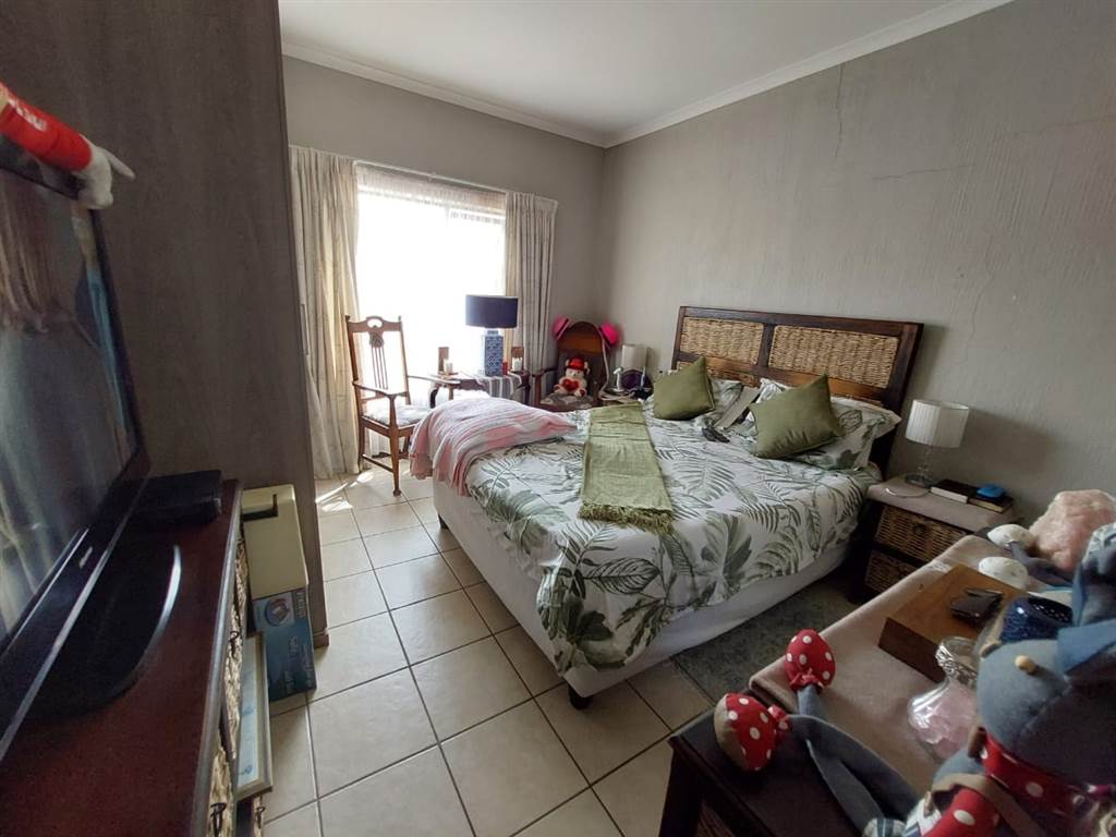 2 Bed Apartment in Bergbron photo number 8