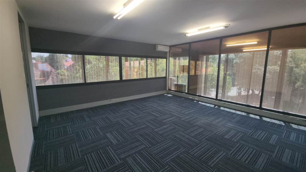 350  m² Commercial space in Lynnwood photo number 3