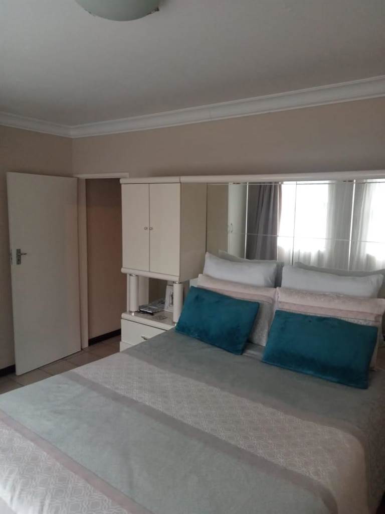 3 Bed Apartment in Waterval East photo number 4