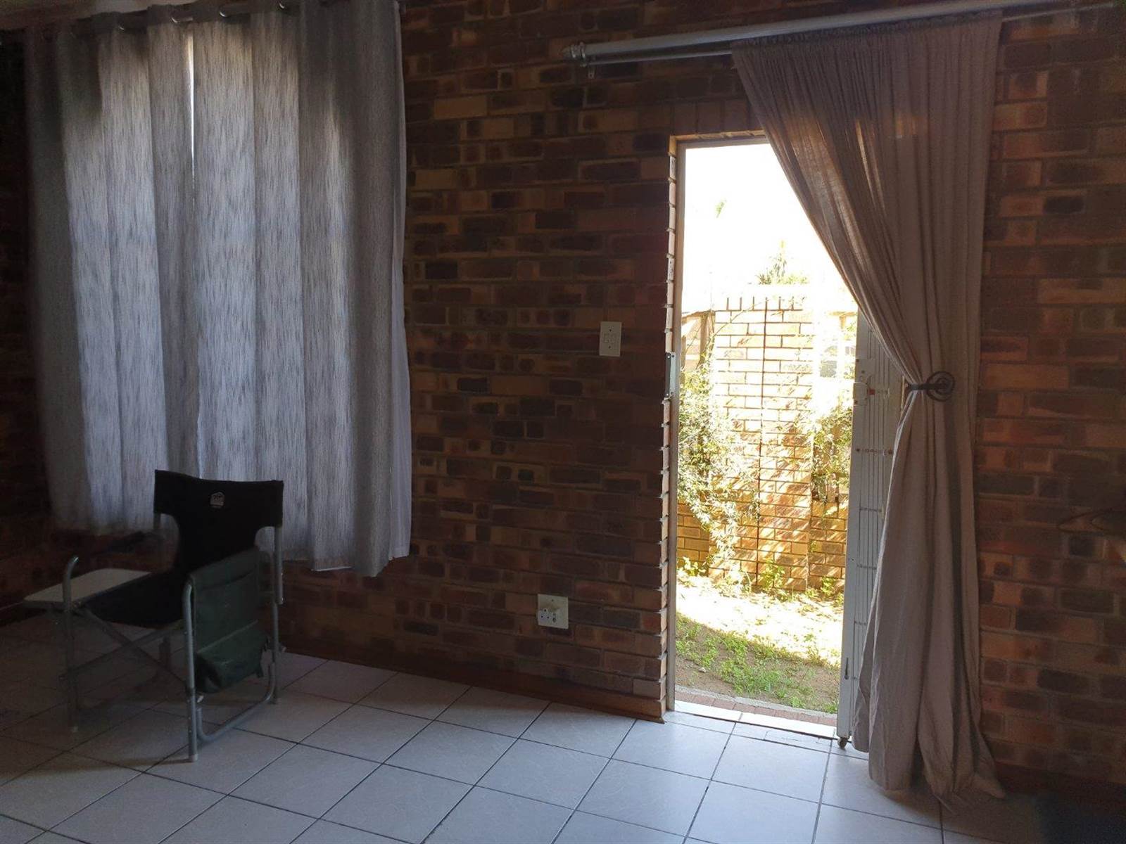 2 Bed Apartment in Trichardt photo number 4