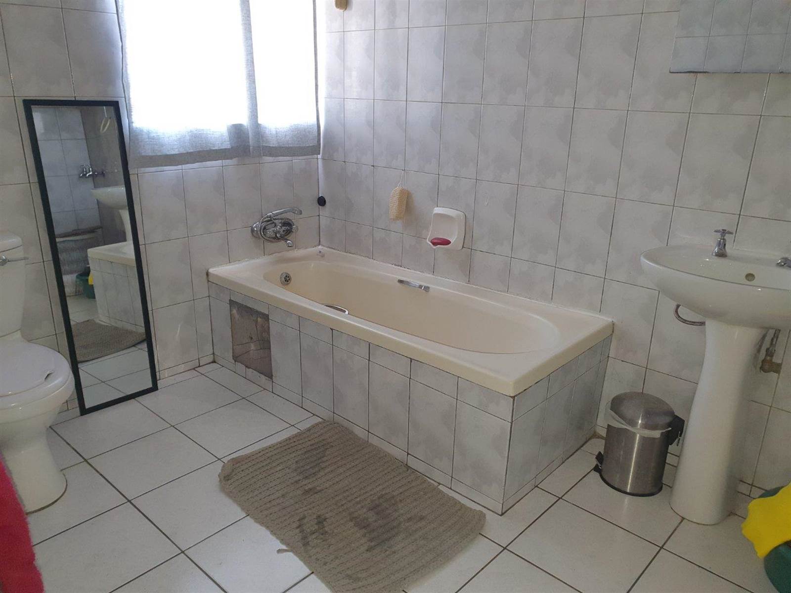 2 Bed Apartment in Trichardt photo number 10