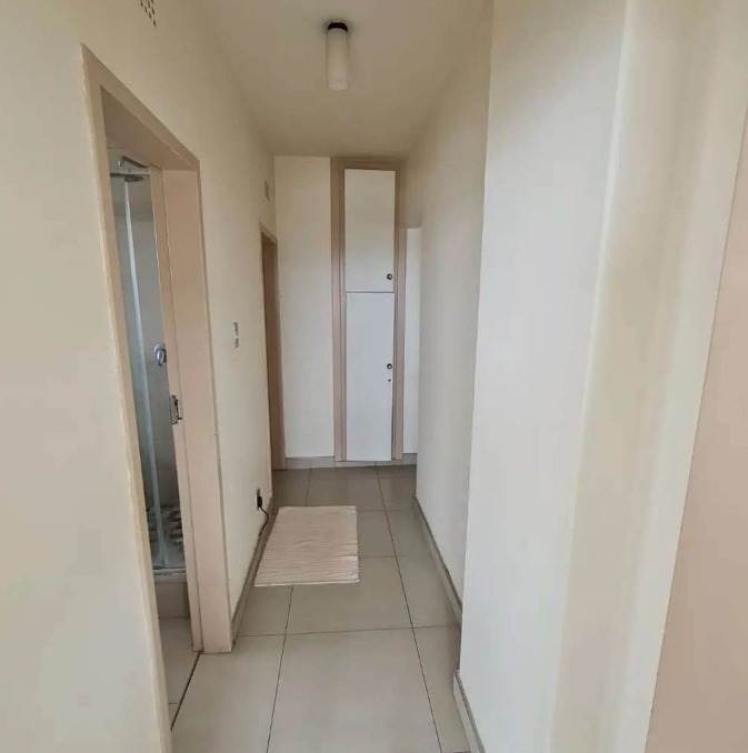 2 Bed Apartment in Parktown photo number 10