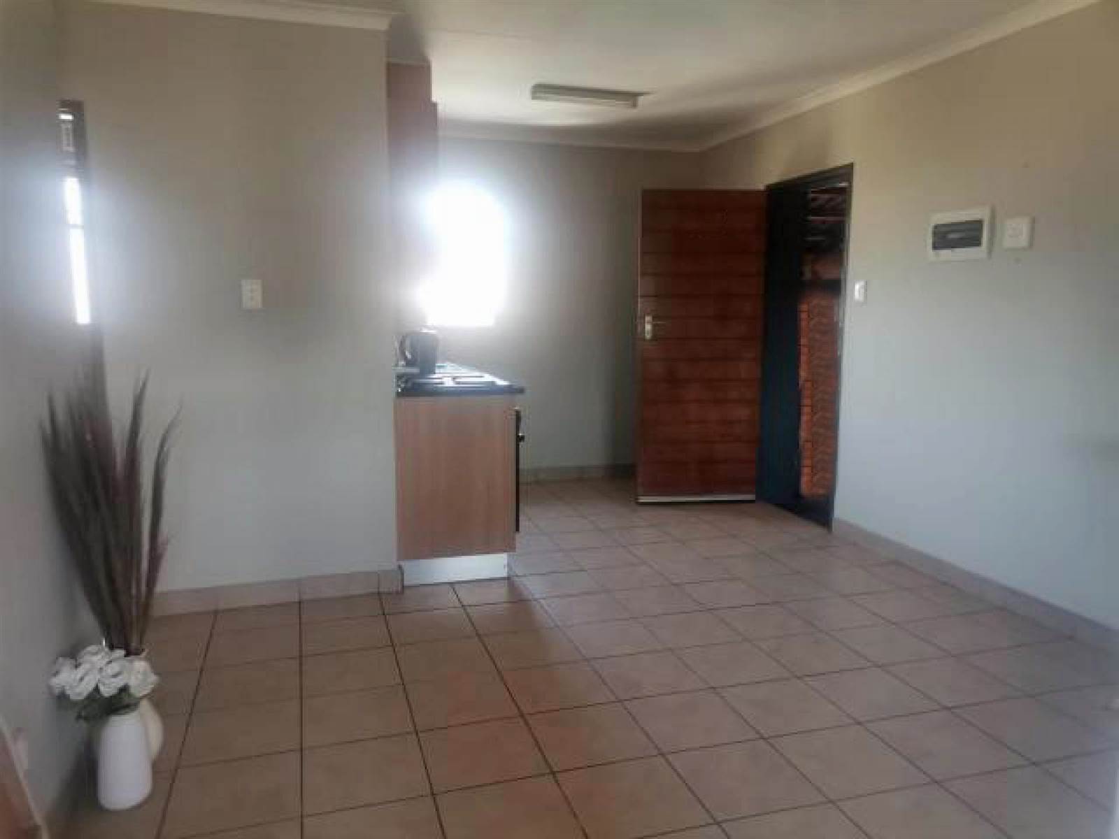 2 Bed Townhouse in Glenvista photo number 4