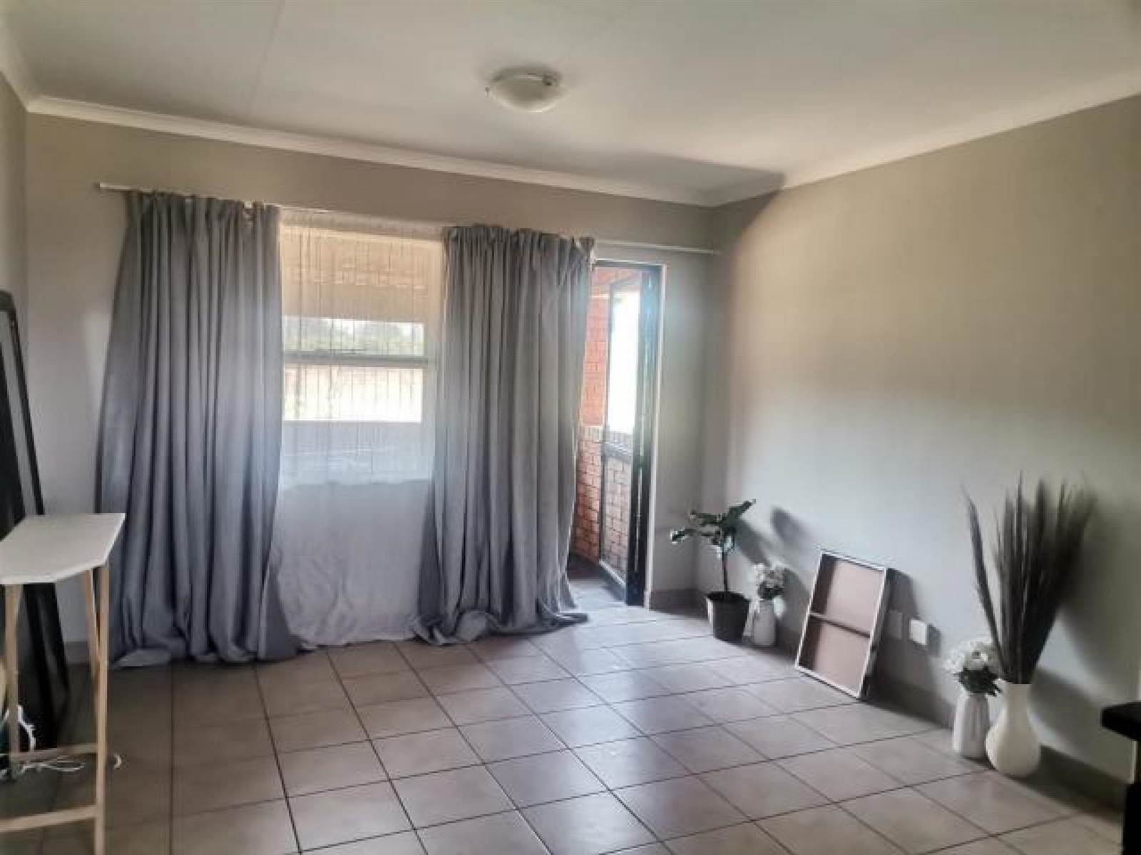 2 Bed Townhouse in Glenvista photo number 5