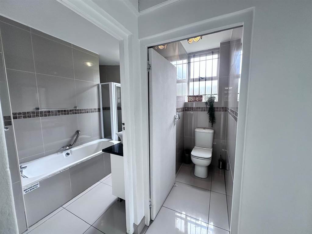2.5 Bed Apartment in Ballito photo number 10