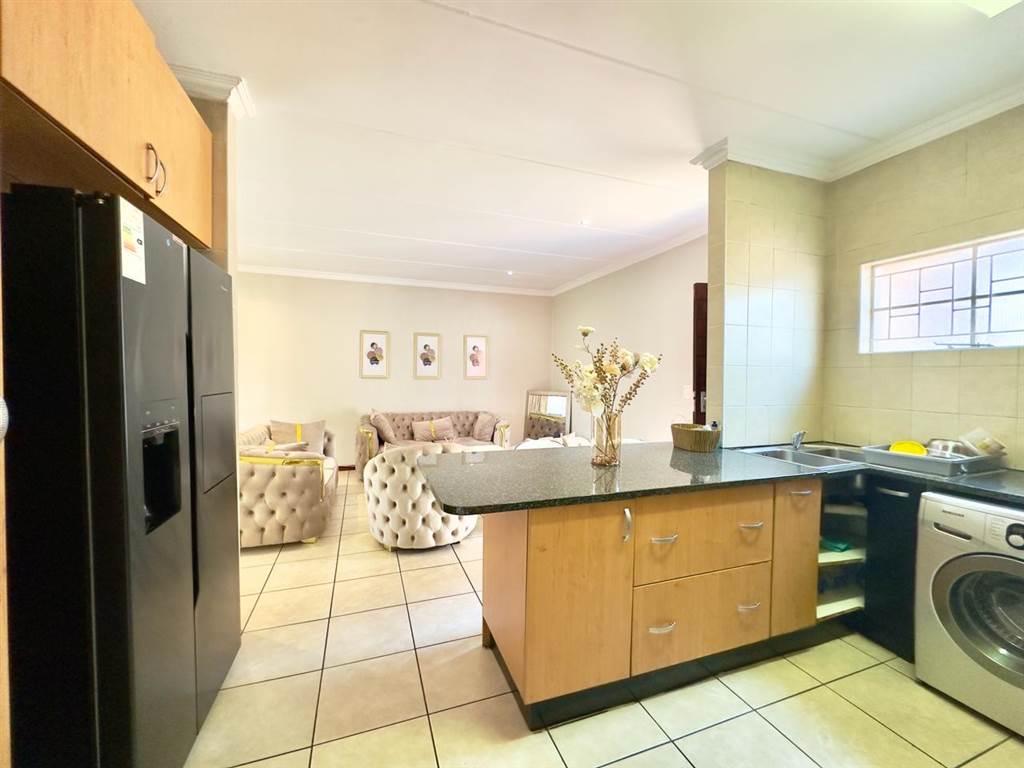 3 Bed Townhouse in Bedfordview photo number 9