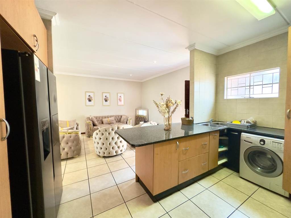 3 Bed Townhouse in Bedfordview photo number 4