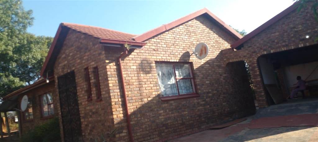 3 Bed House in Lethlabile photo number 4