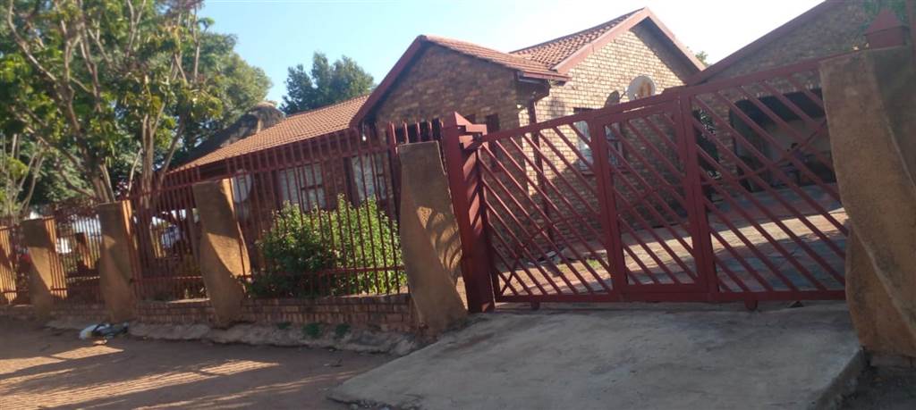 3 Bed House in Lethlabile photo number 21