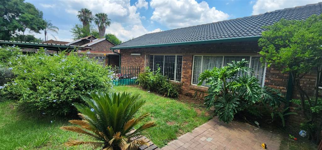 4 Bed House in Highveld Park photo number 4
