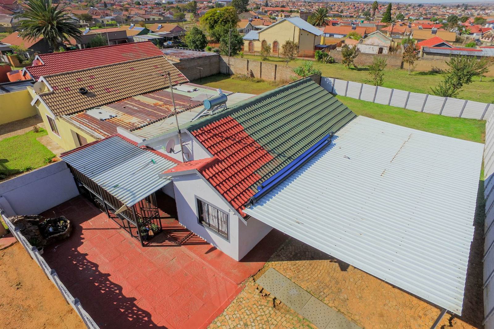 3 Bed House in Lenasia South photo number 21