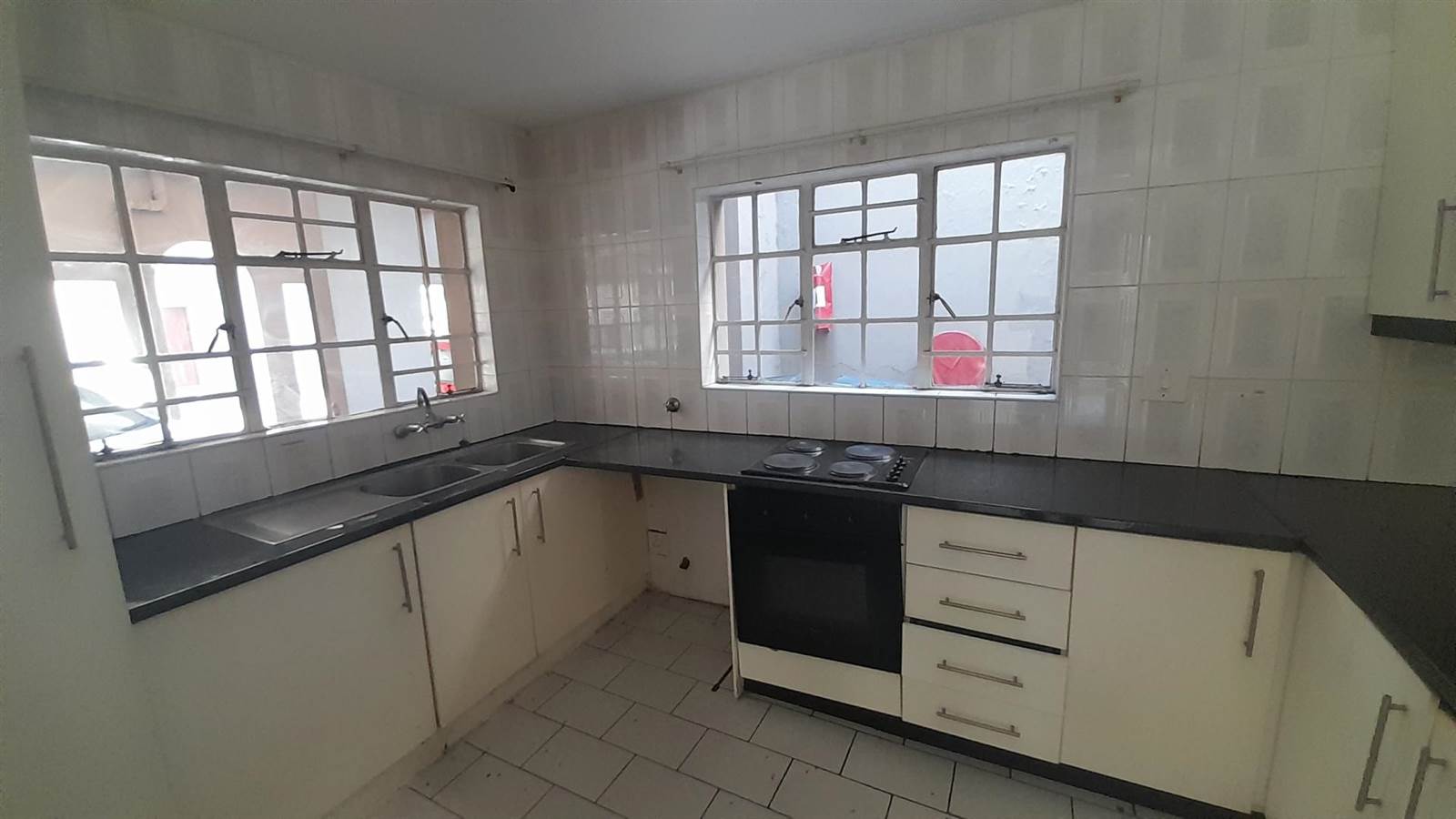 3 Bed Apartment in Corlett Gardens photo number 15