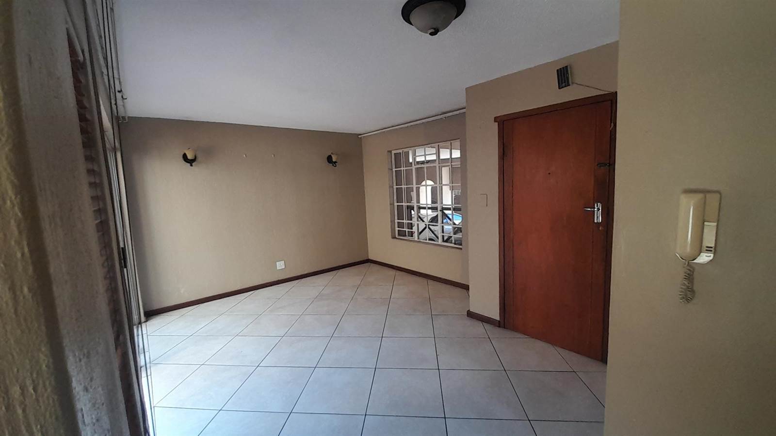 3 Bed Apartment in Corlett Gardens photo number 9