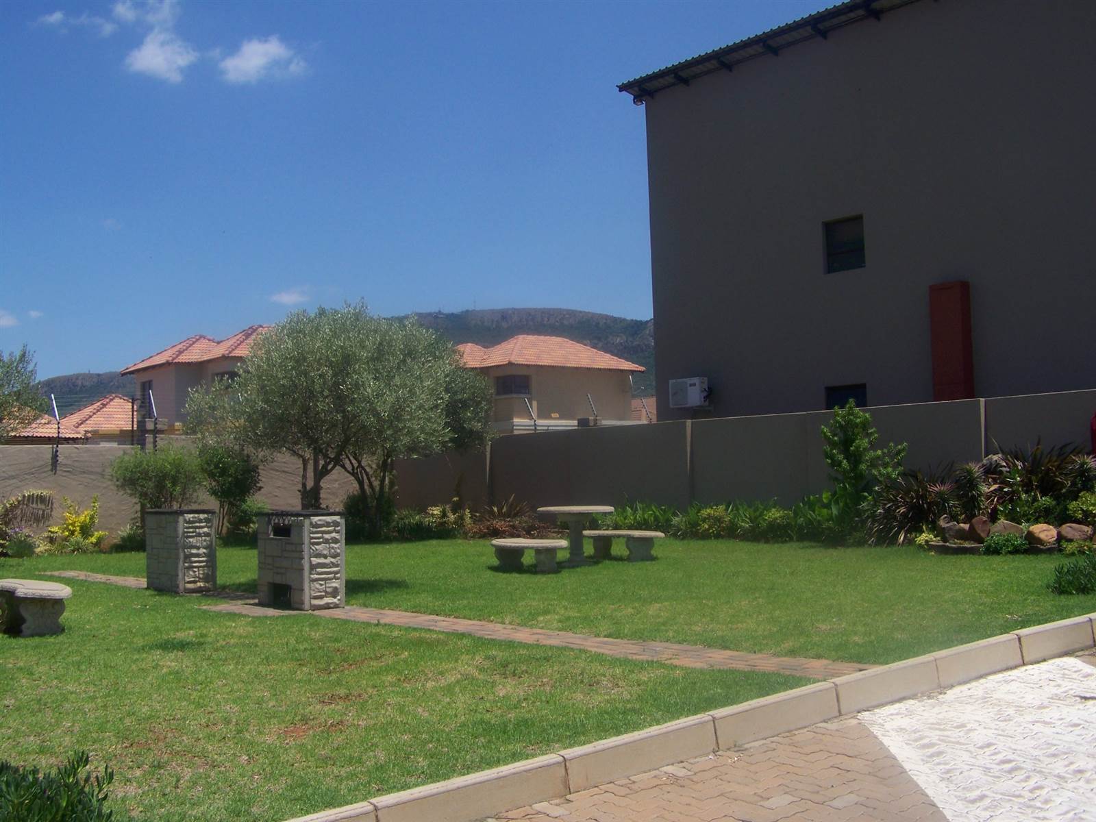 2 Bed Apartment in Hartbeespoort Dam photo number 10