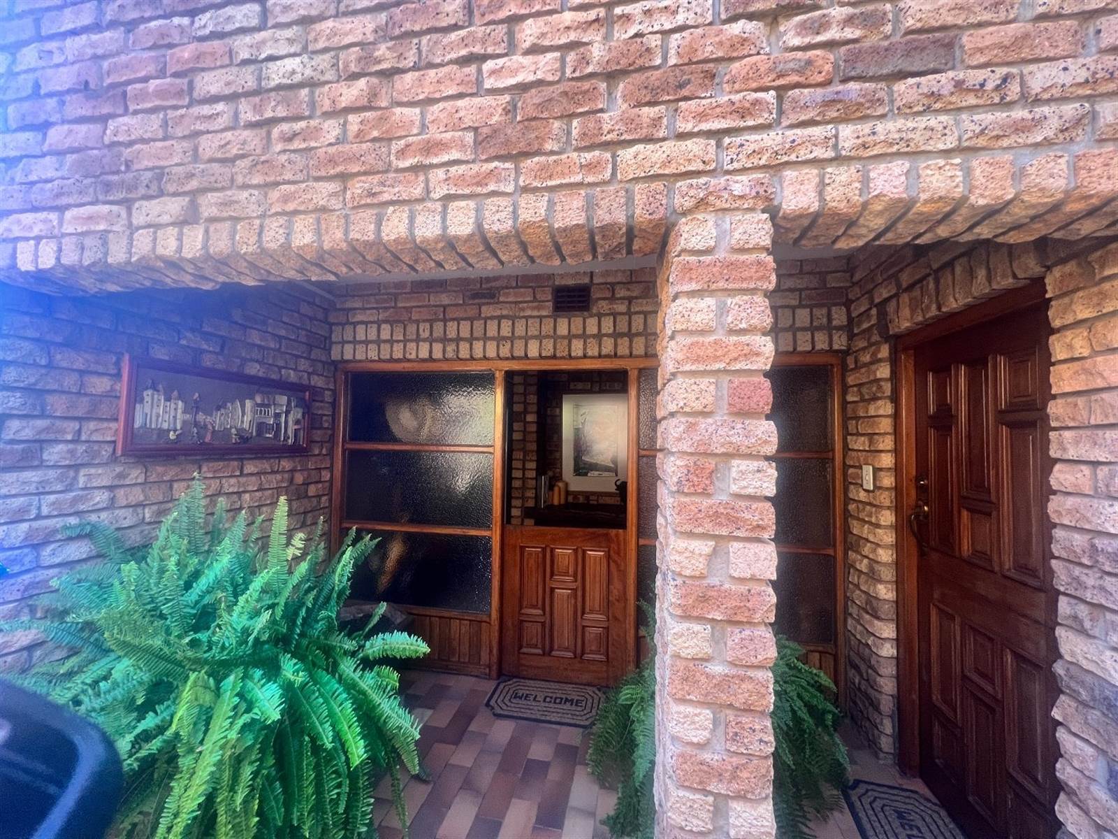 4 Bed Townhouse in Wilkoppies photo number 2