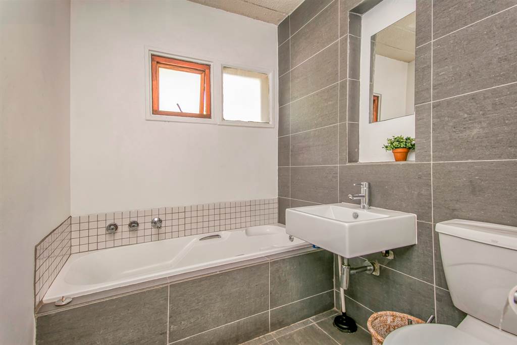 2 Bed Apartment in Craighall Park photo number 11