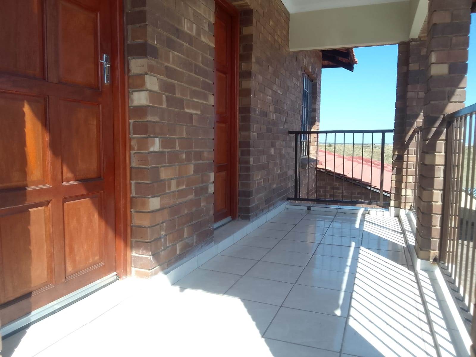 3 Bed Townhouse in Polokwane Central photo number 2
