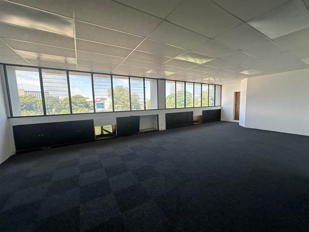 1210  m² Commercial space in New Redruth photo number 2