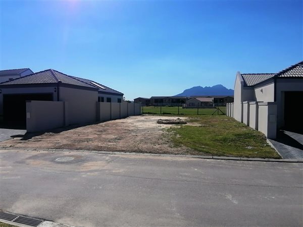 312 m² Land available in Fairview Golf Estate
