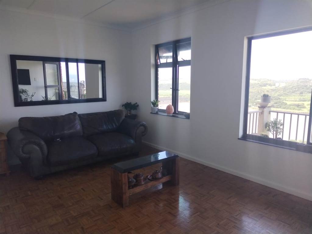 2 Bed Apartment in Illovo Beach photo number 14