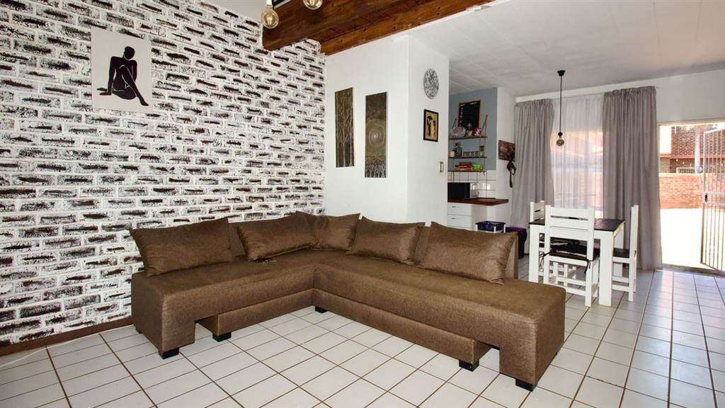1 Bed Townhouse in Pierre van Ryneveld photo number 2