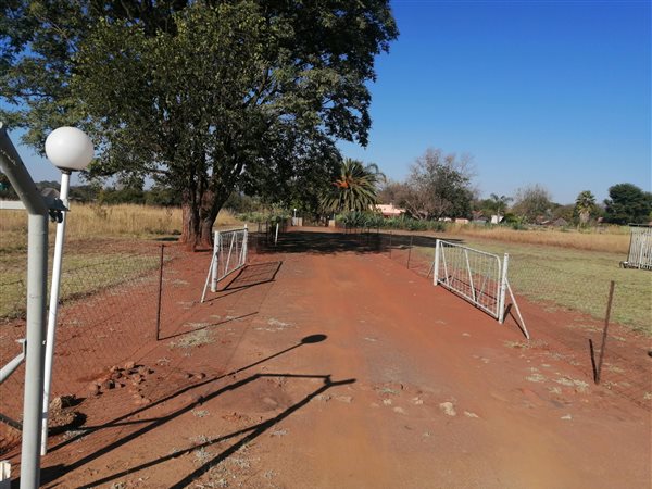 5.5 ha Smallholding