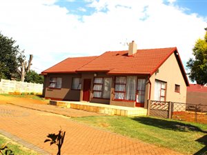 3 Bed House in Rhodesfield