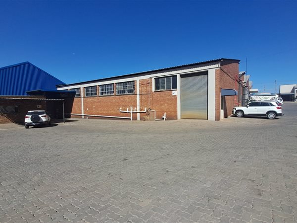 893  m² Commercial space