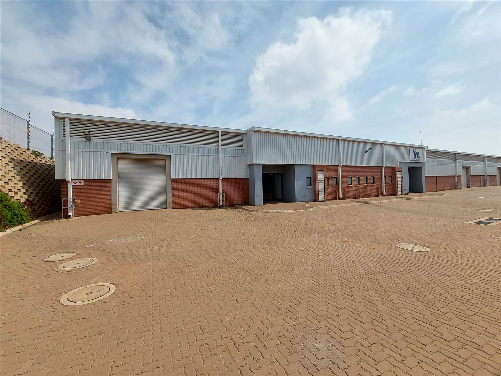 673  m² Industrial space in Clayville photo number 1