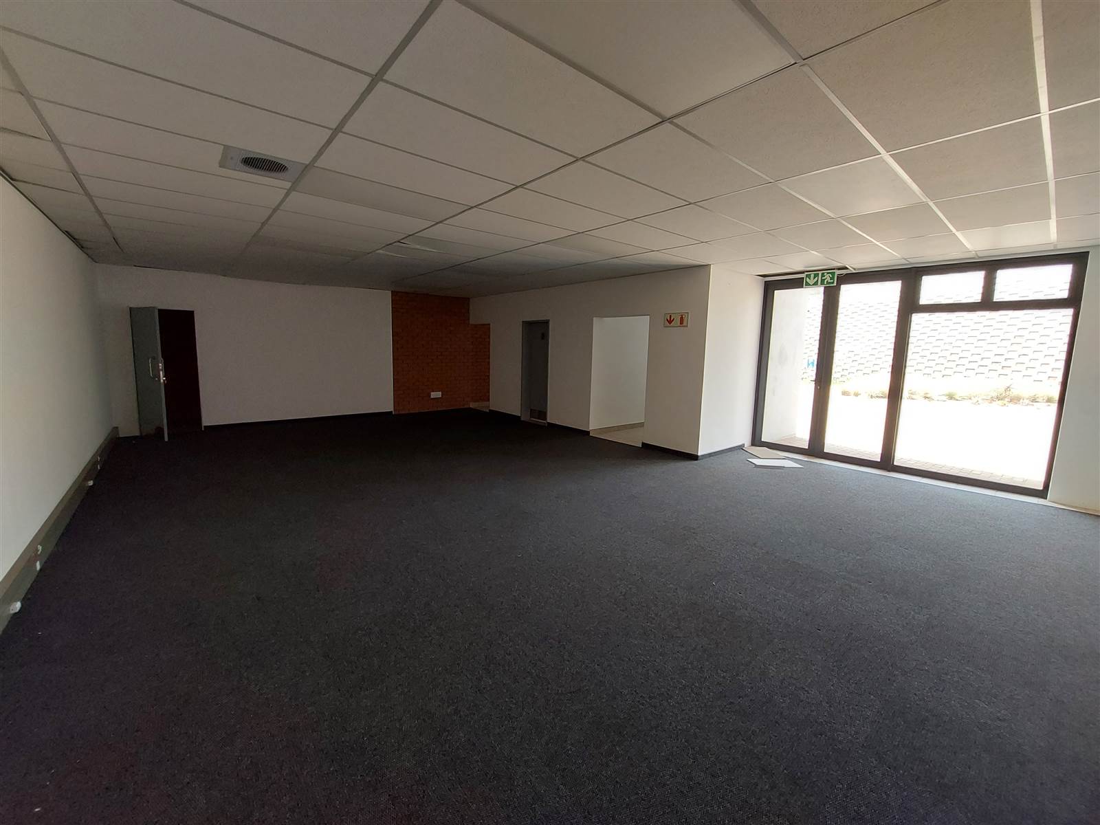 673  m² Industrial space in Clayville photo number 2