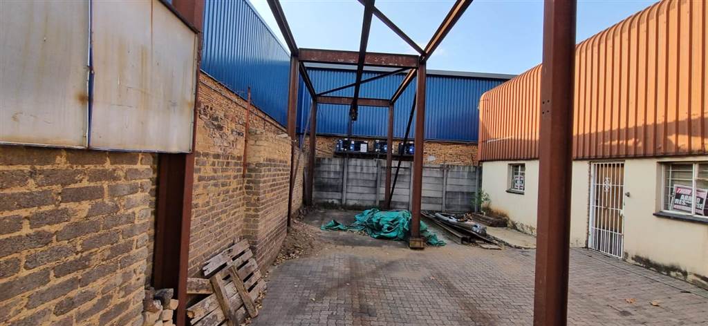 600  m² Industrial space in Krugersdorp Central photo number 2