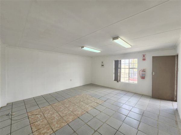 32  m² Commercial space