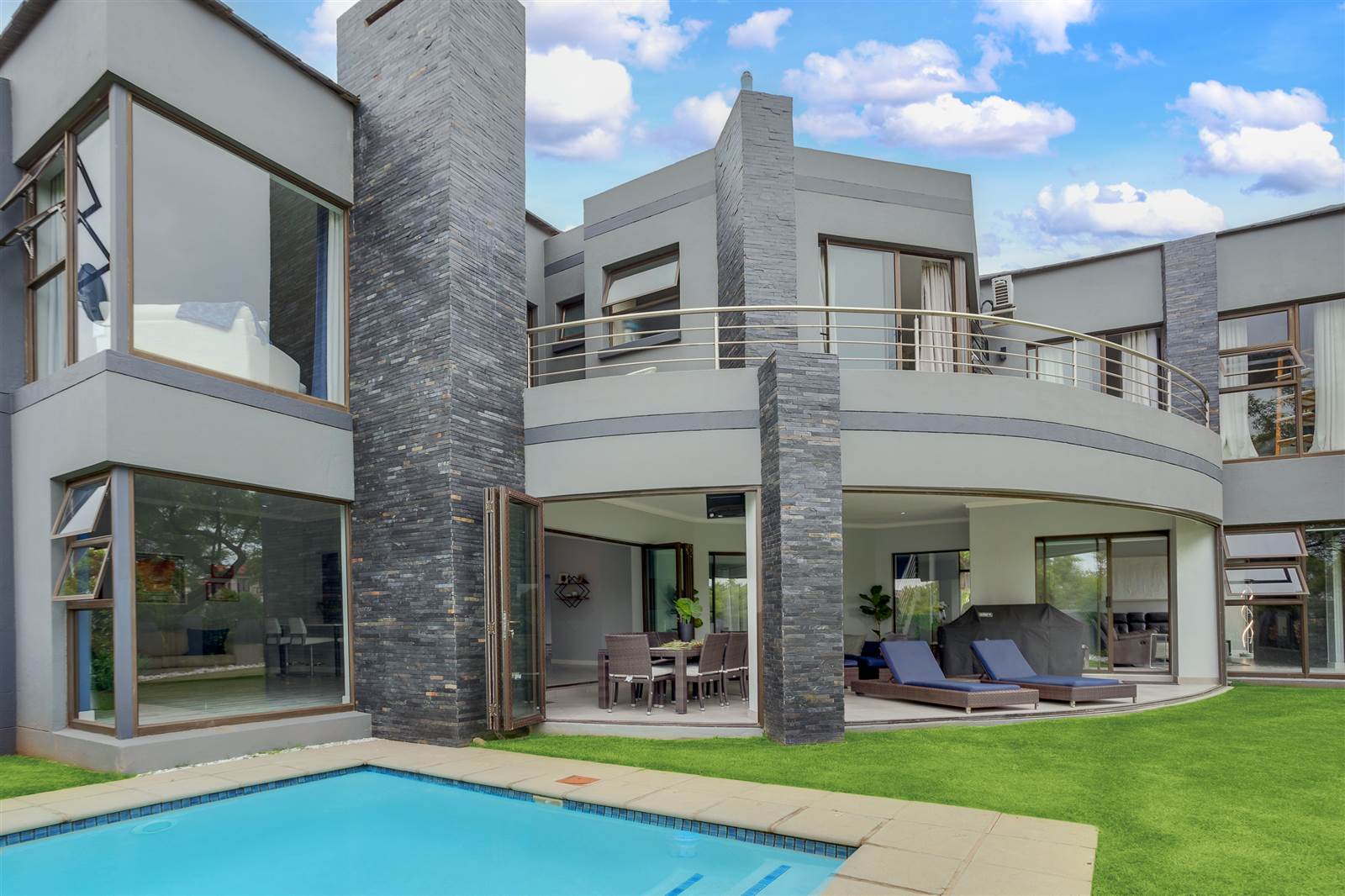 4 Bed House in Fourways photo number 1