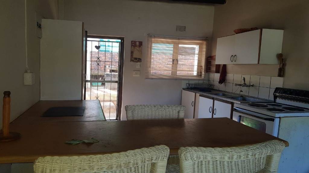 2 Bed Townhouse in Umkomaas photo number 4