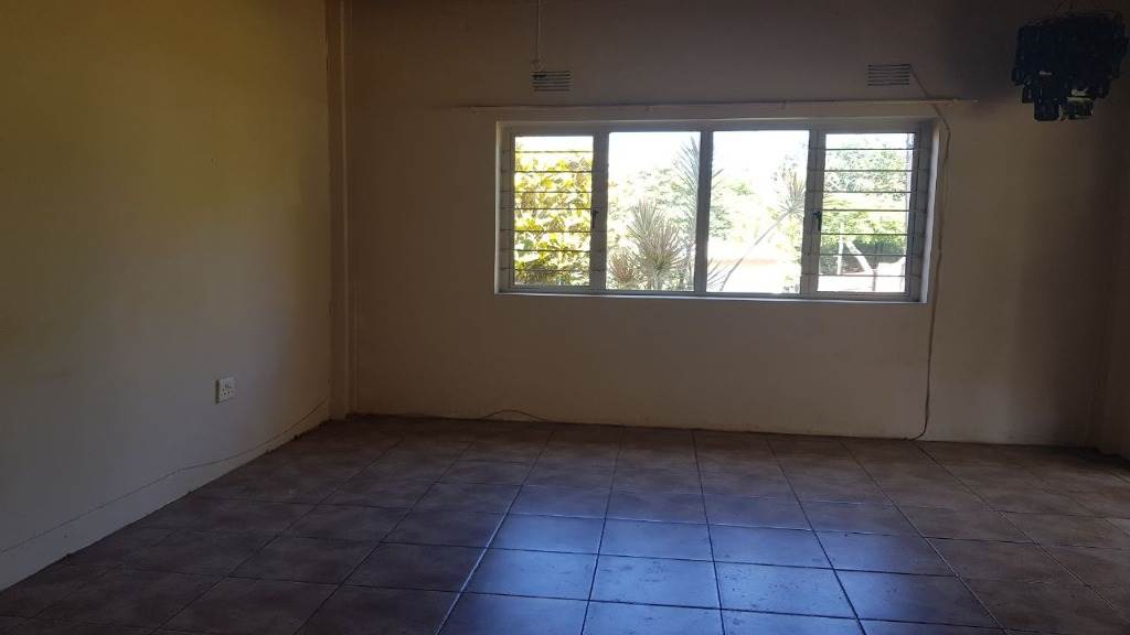 2 Bed Townhouse in Umkomaas photo number 5