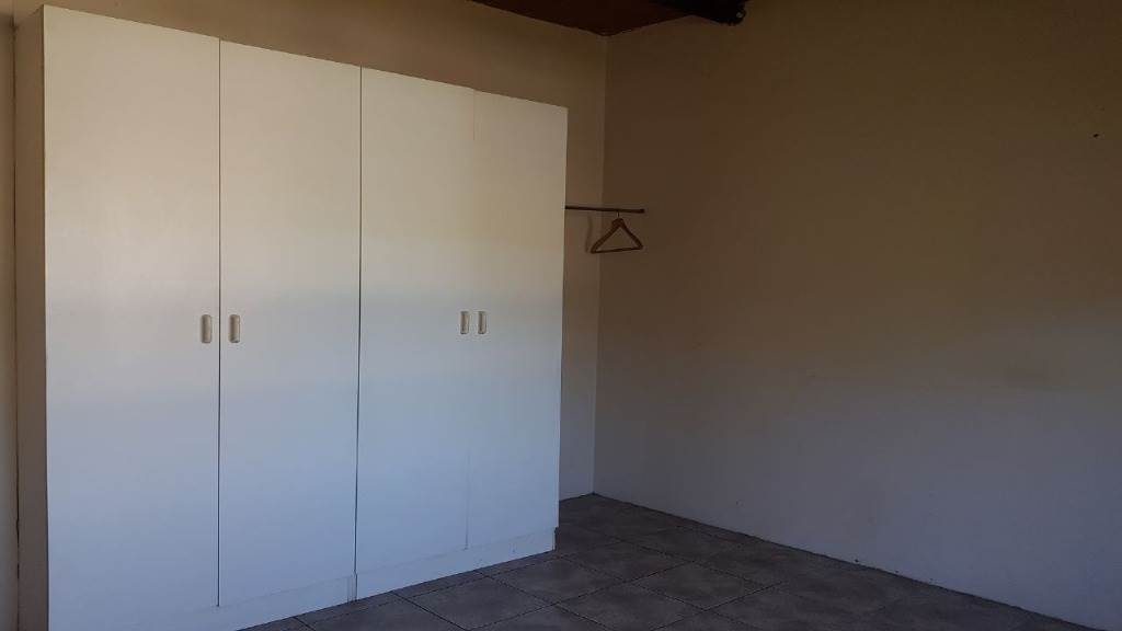 2 Bed Townhouse in Umkomaas photo number 8