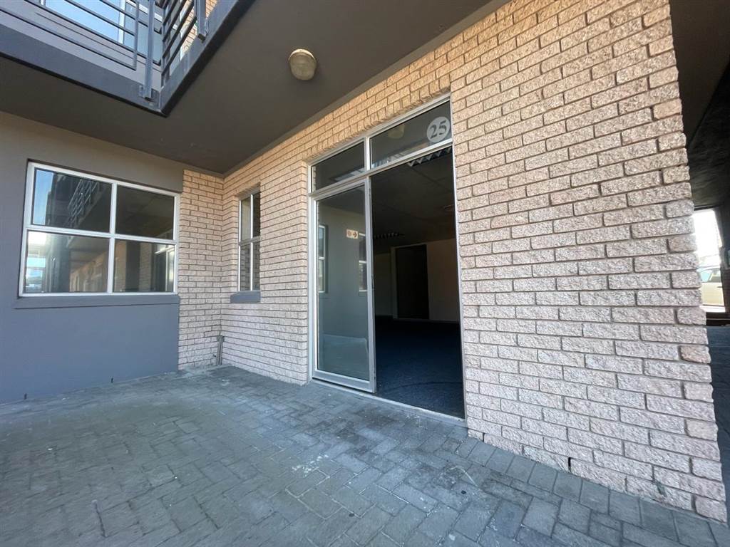 150  m² Commercial space in Milnerton Central photo number 3