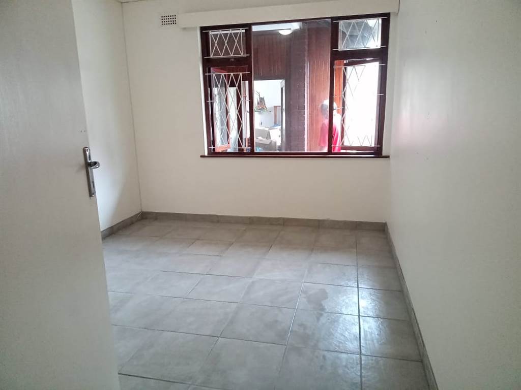 3 Bed House in Uvongo photo number 11