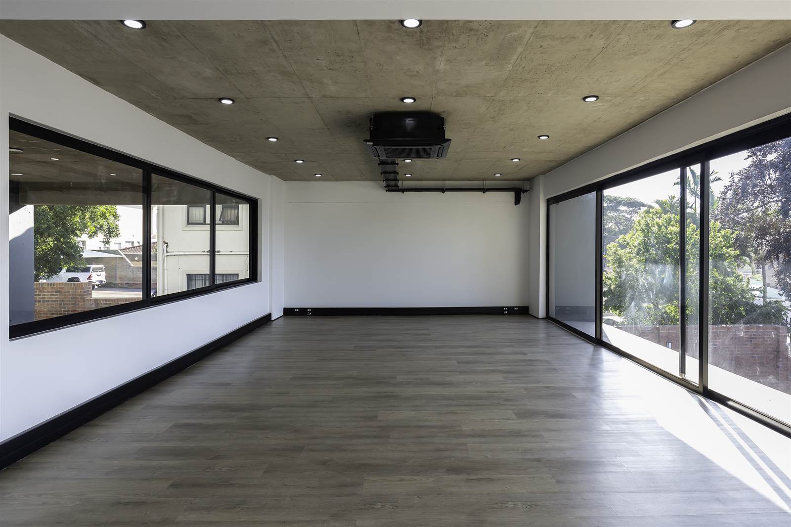 242  m² Commercial space in Durban North photo number 8