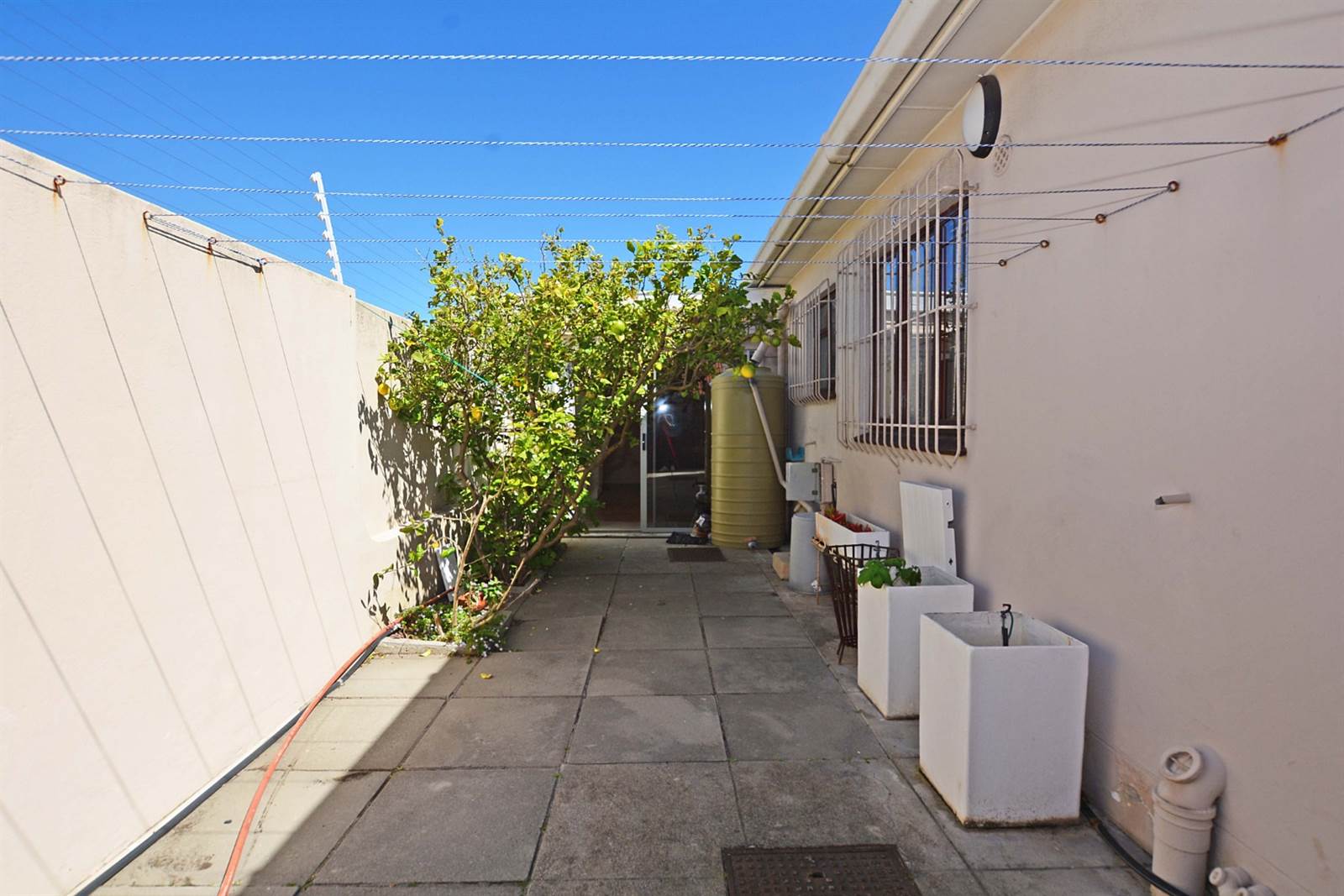 2 Bed Townhouse in Tableview photo number 17