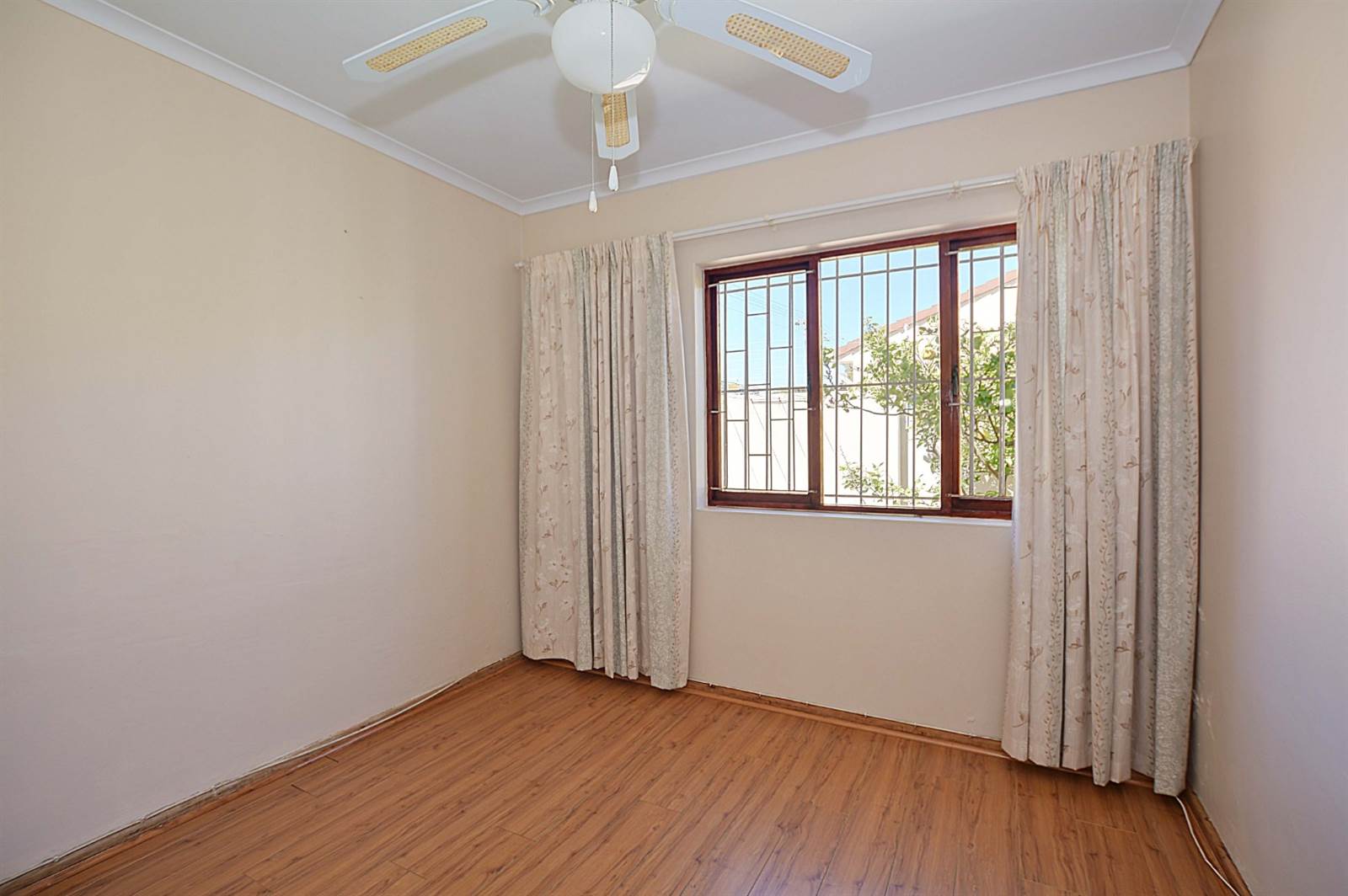2 Bed Townhouse in Tableview photo number 14