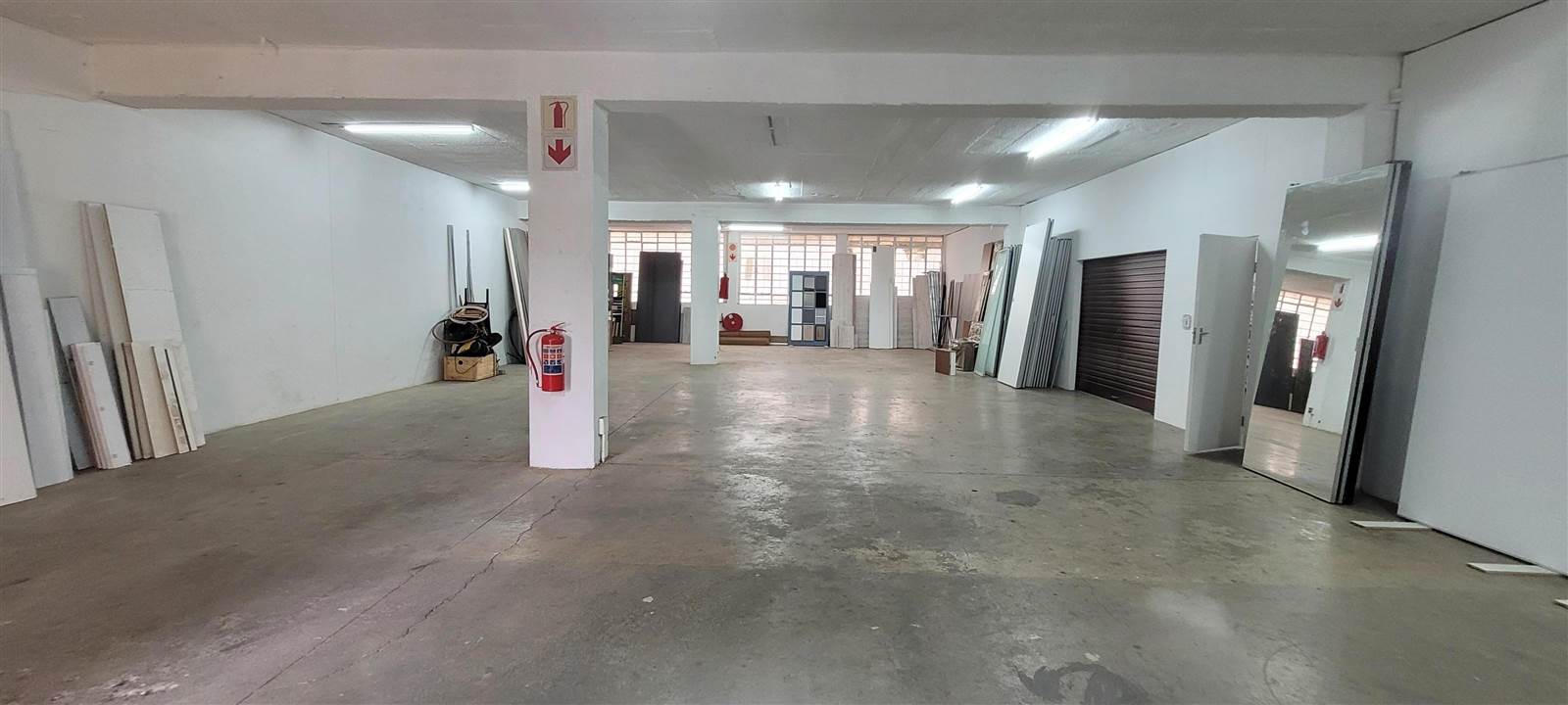 696  m² Industrial space in Industria North photo number 2