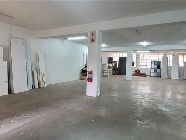 696  m² Industrial space in Industria North