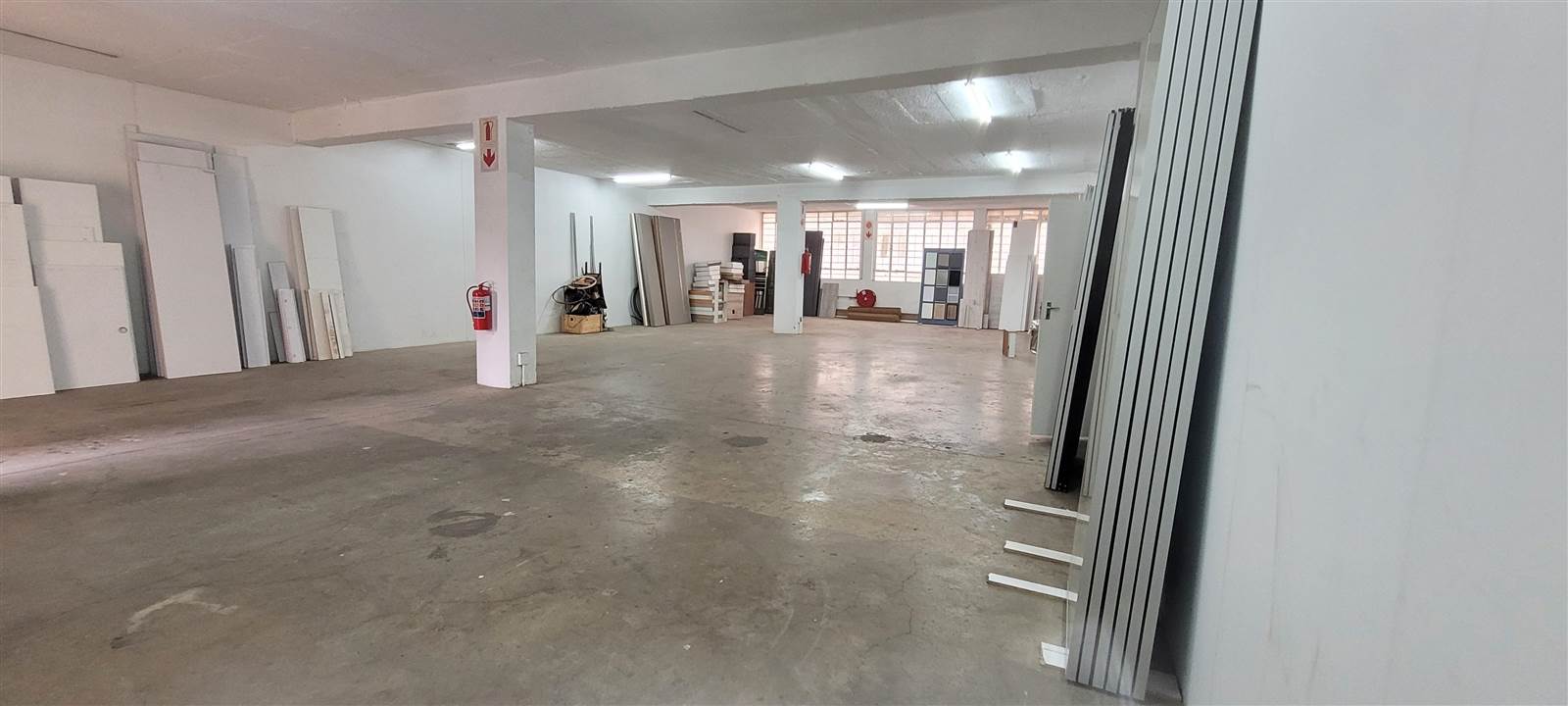 696  m² Industrial space in Industria North photo number 3