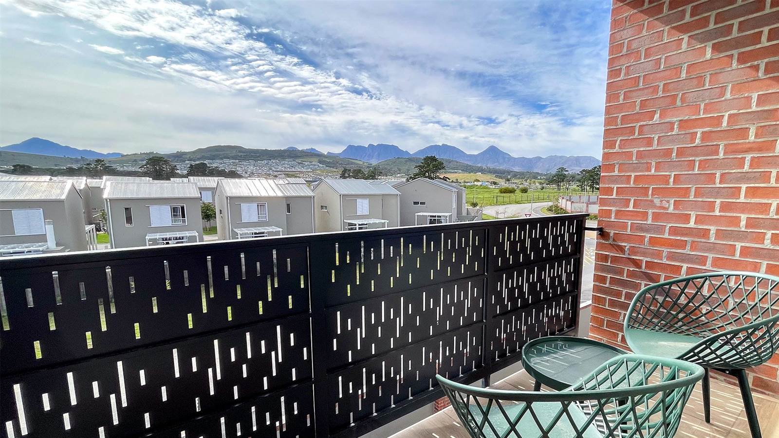 2 Bed Apartment in Somerset West Central photo number 4